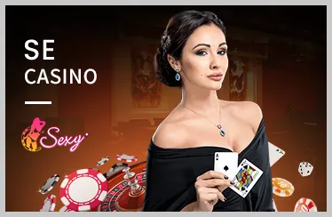 Bàn chơi Poker với các lá bài và chip cược, thể hiện sự căng thẳng và chiến thuật